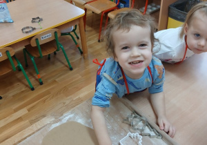 11 Chłopiec robi pierniczki