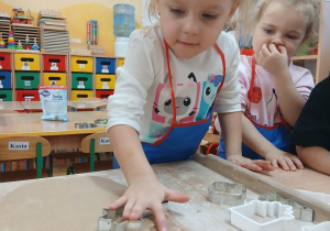 12 Dziewczynka przyciska foremkę