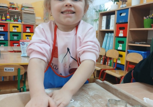 13 Dziewczynka przyciska foremkę do ciasta