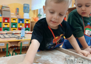 14 Chłopiec przyciska foremkę do ciasta