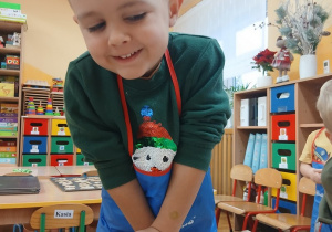 15 Chłopiec przyciska foremkę