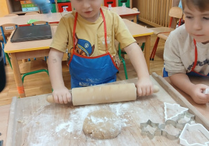 17 Chłopiec rozwałkowuje ciasto