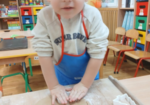 18 Chłopiec wykrawa ciasto