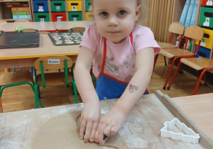 19 Dziewczynka wykrawa ciasto