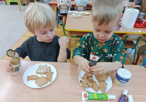 20 Chłopcy dekorują pierniki