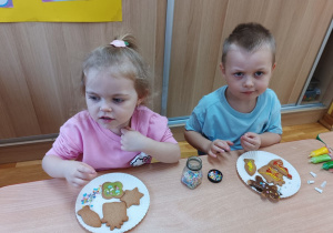 21 Przedszkolaki dekorują pierniki