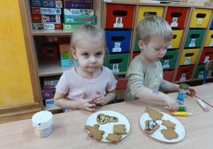 23 Dzieci dekorują pierniki