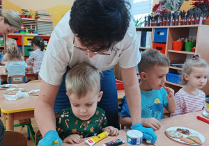 24 Pani pomaga przy dekoracji pierników