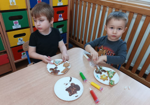 25 Chłopcy dekorują pierniki świąteczne