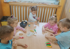 26 Przedszkolaki dekorują pierniki