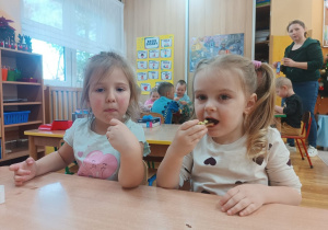 28 Dziewczynki jedzą pierniki