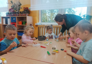 27 Dzieci przyozdabiają świąteczne pierniczki