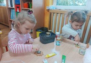 29 Dziewczynki przyozdabiają pierniczki