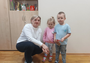 30 Dzieci zaręczają pierniczki Pani Dyrektor