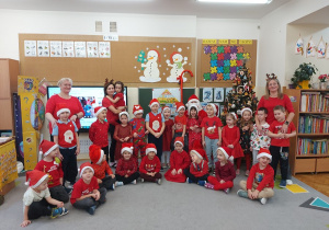 Zdjęcie grupowe przy choince z mikołajem