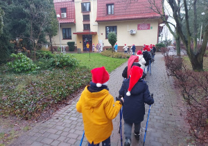 Dzieci wchodzą na teren przedszkola