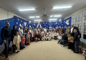 Zdjęcie grupowe dzieci i ich rodziców.