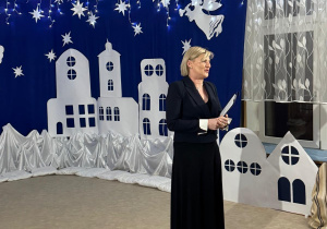 Pani Dyrektor wita zgromadzonych gości.