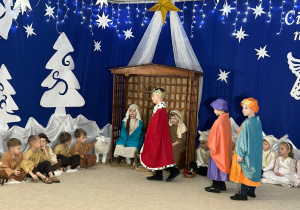 Trzej królowie podążają do stajenki.