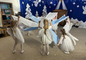 Dziewczynki tańczą z materiałami.