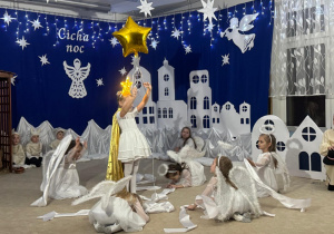 Taniec aniołków oraz gwiazdy.