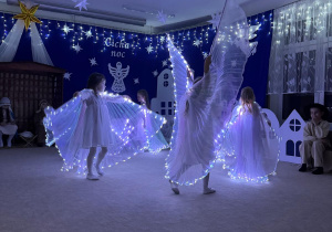 Dziewczynki tańczą jako aniołki.