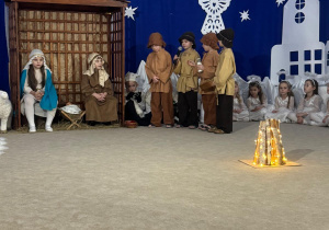 Pastuszkowie składają dary dzieciątku.