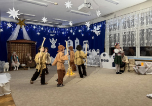 Taniec pastuszków przy ognisku.