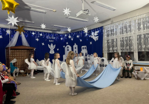 Taniec aniołków z materiałami.