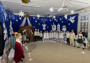 Dzieci śpiewają wspólnie pastorałkę.