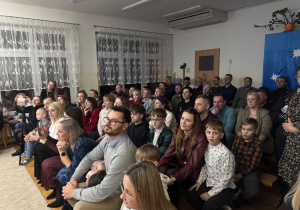 Rodzice, rodzeństwo oglądają przedstawienie.