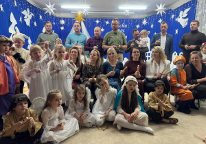 Wspólne kolędowanie rodziców, dzieci i nauczycieli.