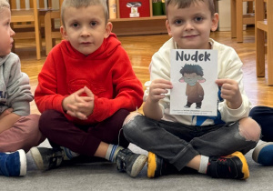 Chłopcy pozują z postacią Nudka.