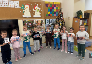 Dzieci pozują z ilustracjami z opowiadania o Nudku.