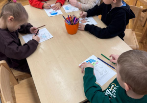 Dzieci kolorują postać Nudka.