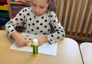 Dziewczynka wkleja postać Nudka.