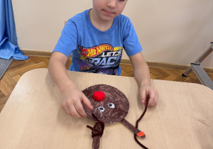 Chłopiec przyczepia rogi renifera.