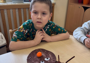 Chłopiec i jego skończona praca.