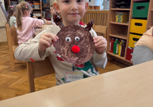 Chłopiec pokazuje swoją ukończoną pracę.