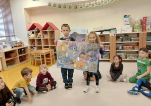 Dzieci prezentują plakat projektu.