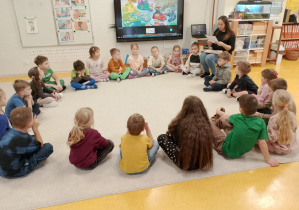 Pani czyta dzieciom opowiadanie.
