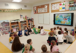 Dzieci oglądają prezentację projketu.