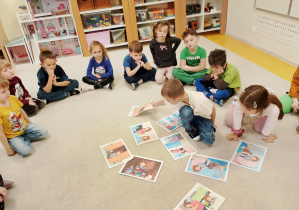 Dzieci układają obrazki w odpowiedniej kolejności.