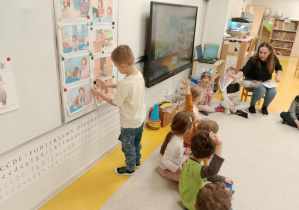 Chłopiec zawiesza obrazek.