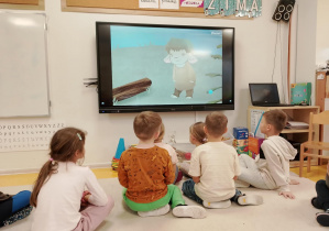 Dzieci oglądają na ekranie postać Nudka.