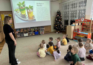 Dzieci słuchają informacji o herbatach.