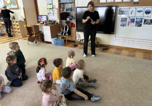 Pani pokazuje różne herbaty.