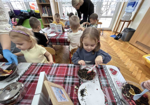 Dziewczynki pakują herbatę.