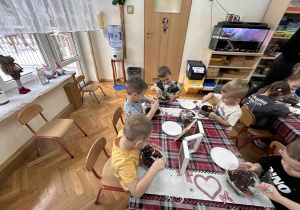 Chłopcy nabierają herbatkę.