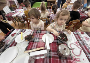 Dzieci robią prezenty dla dziadków.